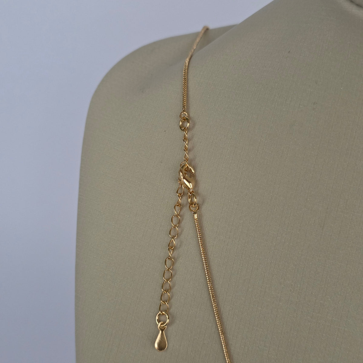 Cadena Snake con Dije Flor y Caída Lariat Baño de Oro 18K — Joyería BomLeón
