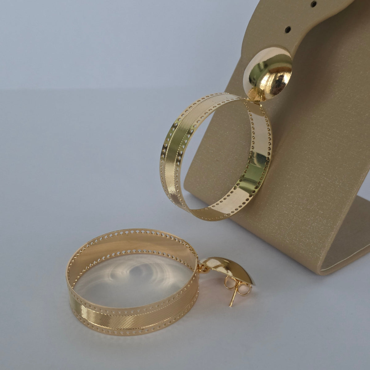 Aros con Tornillo Ancha con Nudo Esférico y Borde Perlado · Baño de Oro 18K — Joyería BomLeón