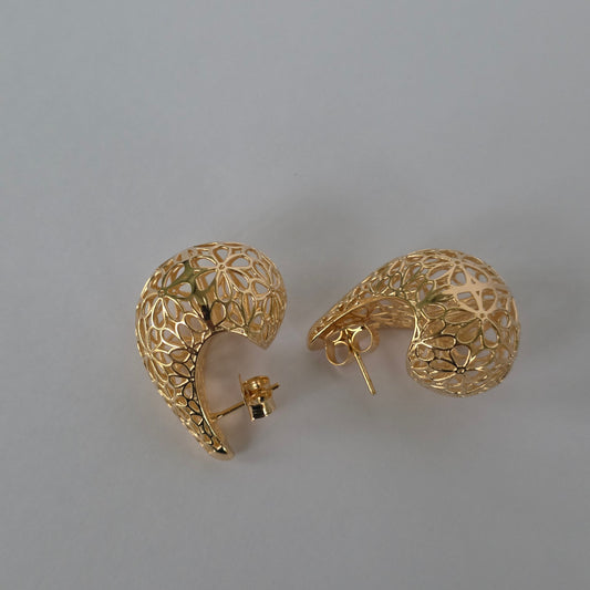 Aros con Tornillo Gota Calada con Diseño Floral – Baño de Oro 18K — Joyería BomLeón