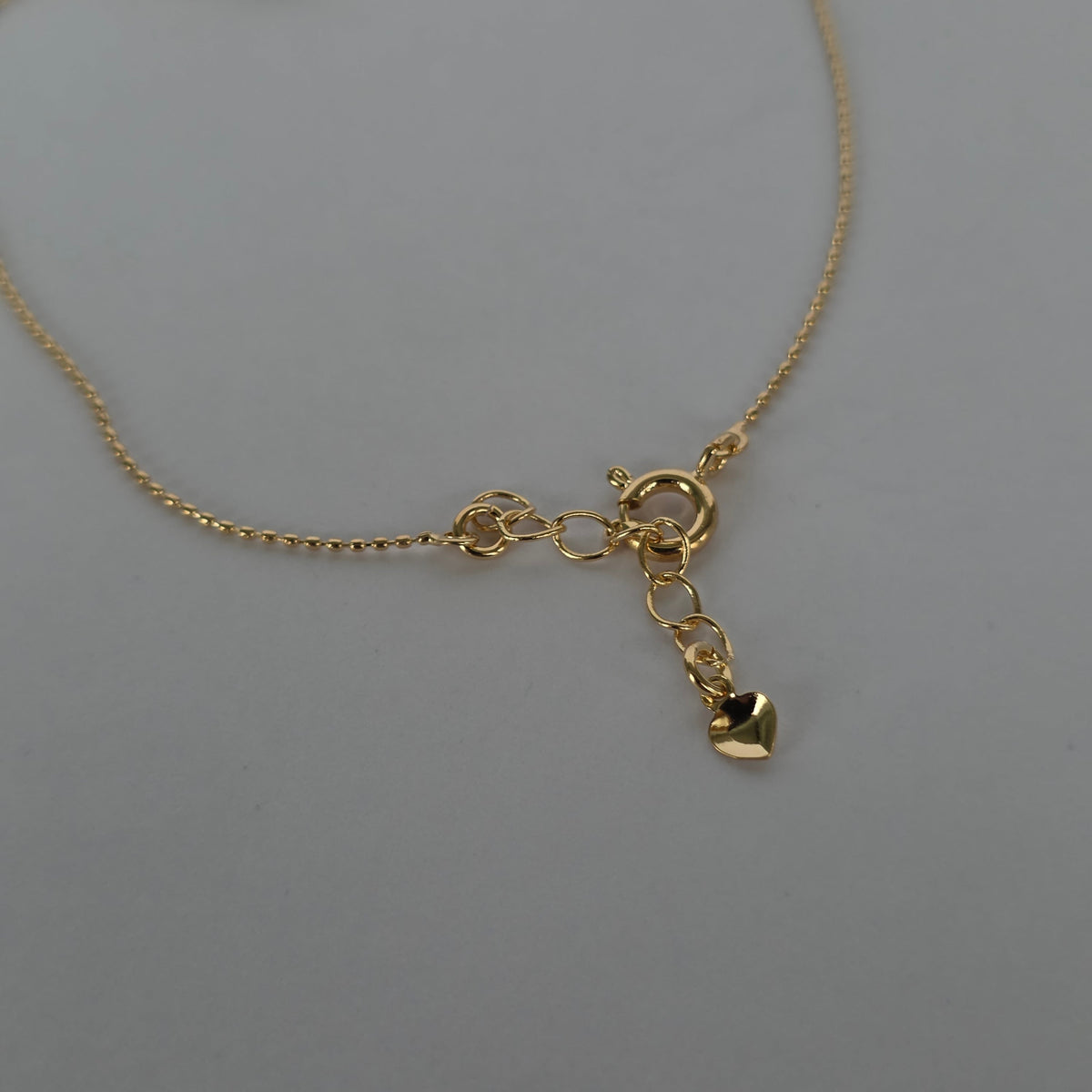 Pulsera Fina Corazón Solitario Microcirzón – Baño de Oro 18K — Joyería BomLeón