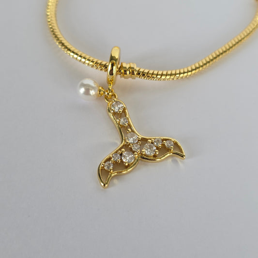 Charm Pulsera Cola de Sirena con Microcircones y Perla Baño de Oro 18K — Joyería BomLeón