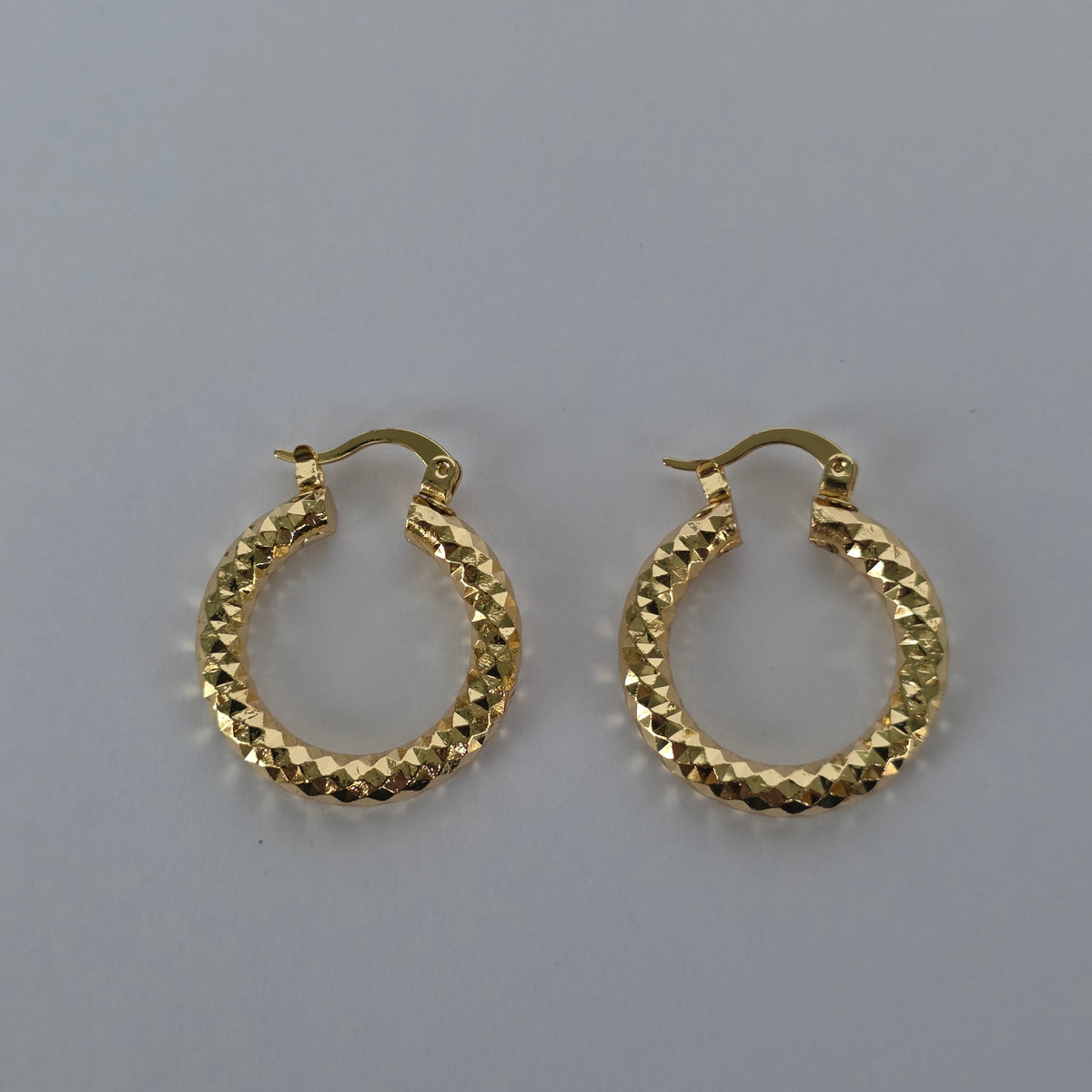 Aros Argolla Redonda Textura Facetada Dorado Baño de Oro 18K — Joyería BomLeón