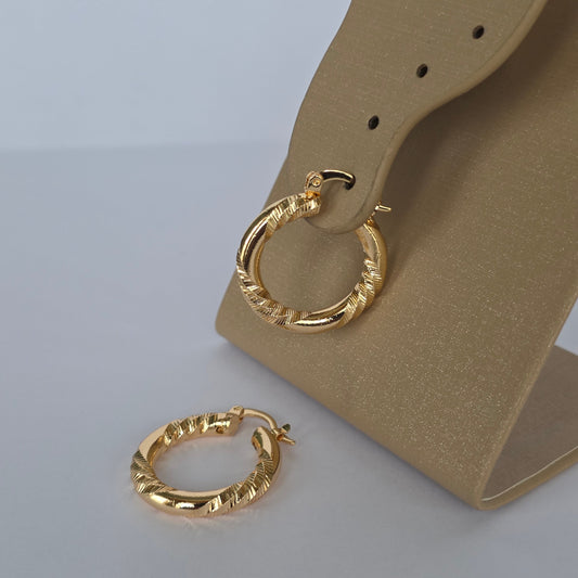 Argolla Redonda Torsada Estriada · Baño de Oro 18K = — Joyería BomLeón