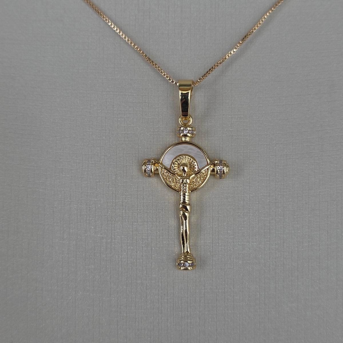 Dije Crucifijo Cristo Resucitado con Nácar y Microcircones Baño de Oro 18K — Joyería BomLeón