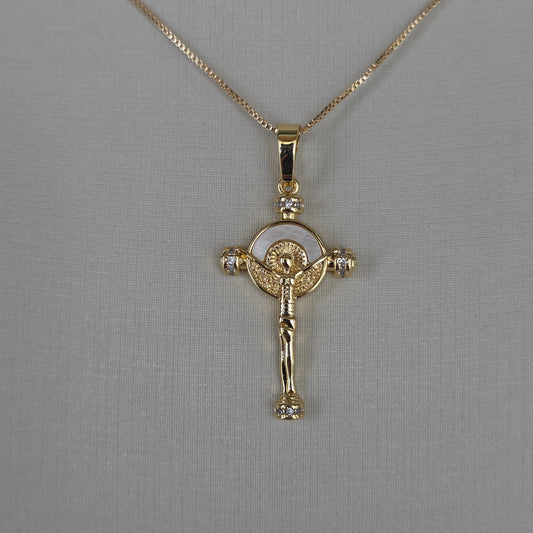 Dije Crucifijo Cristo Resucitado con Nácar y Microcircones Baño de Oro 18K — Joyería BomLeón