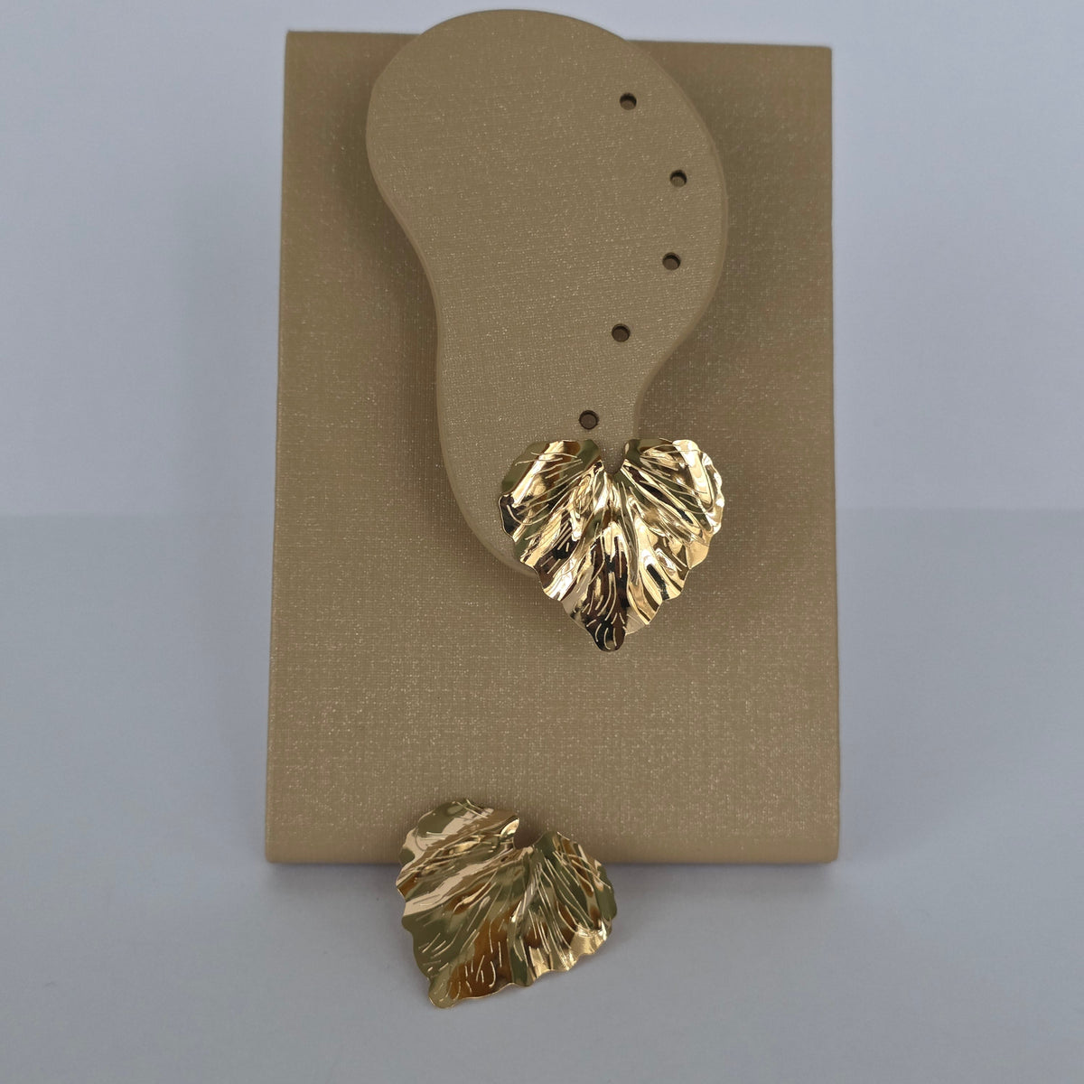 Aretes Hoja Ondulada Texturizada Baño de Oro 18K — Joyería BomLeón