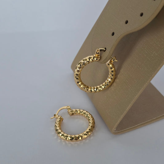 Aros Argolla Redonda Textura Facetada Dorado Baño de Oro 18K — Joyería BomLeón