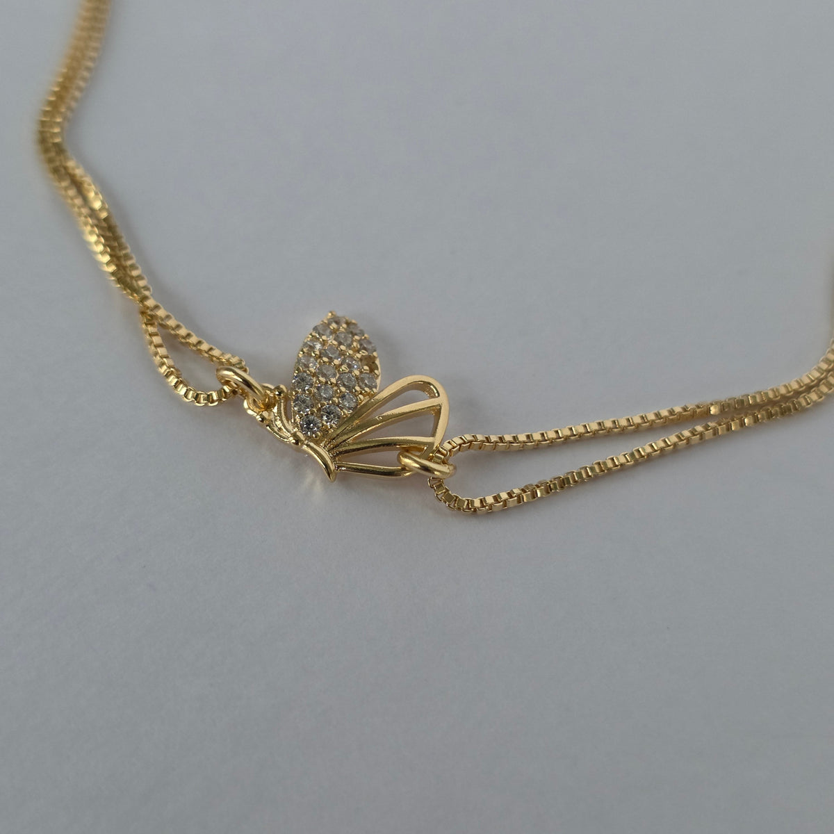 Pulsera Doble Cadena Veneciana con Mariposa y Microcircones – Baño de Oro 18K — Joyería BomLeón
