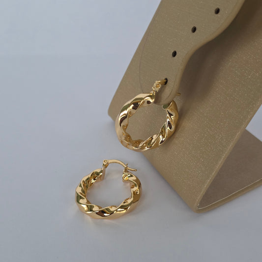 Aros Argolla Redonda Torsada Cuerpo Ancho Dorado Baño de Oro 18K — Joyería BomLeón