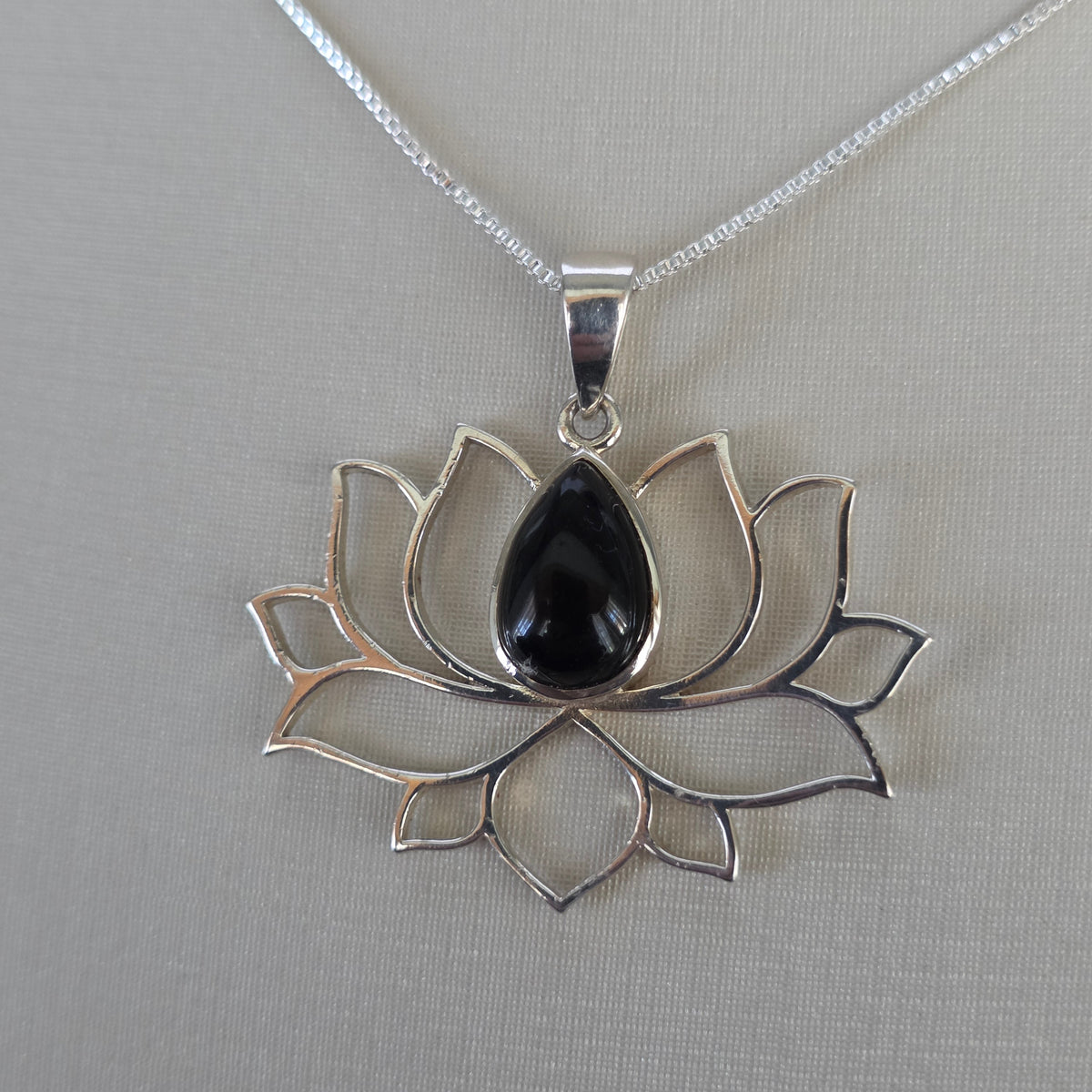 Comprar Colgante Flor de Loto Calada con Microcircón Negro Plata 925 - Joyería BomLeón Chile