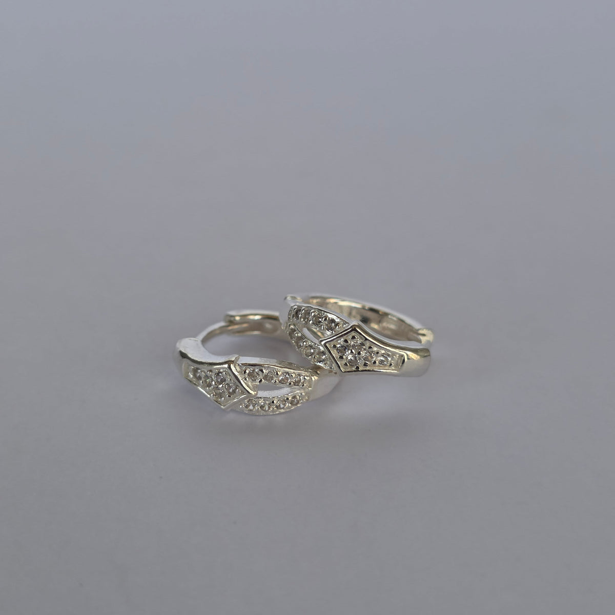 Comprar Aros Argolla Geométrica con Microcircones Transparentes en Plata 925 - Joyería BomLeón Chile