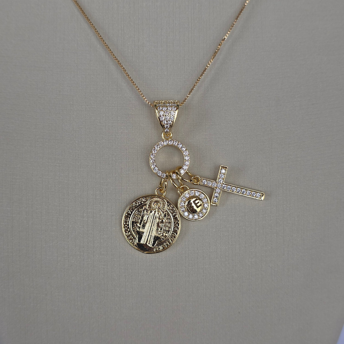 Dije Religioso San Benito, Cruz y Fe con Microcircones Baño de Oro 18K — Joyería BomLeón