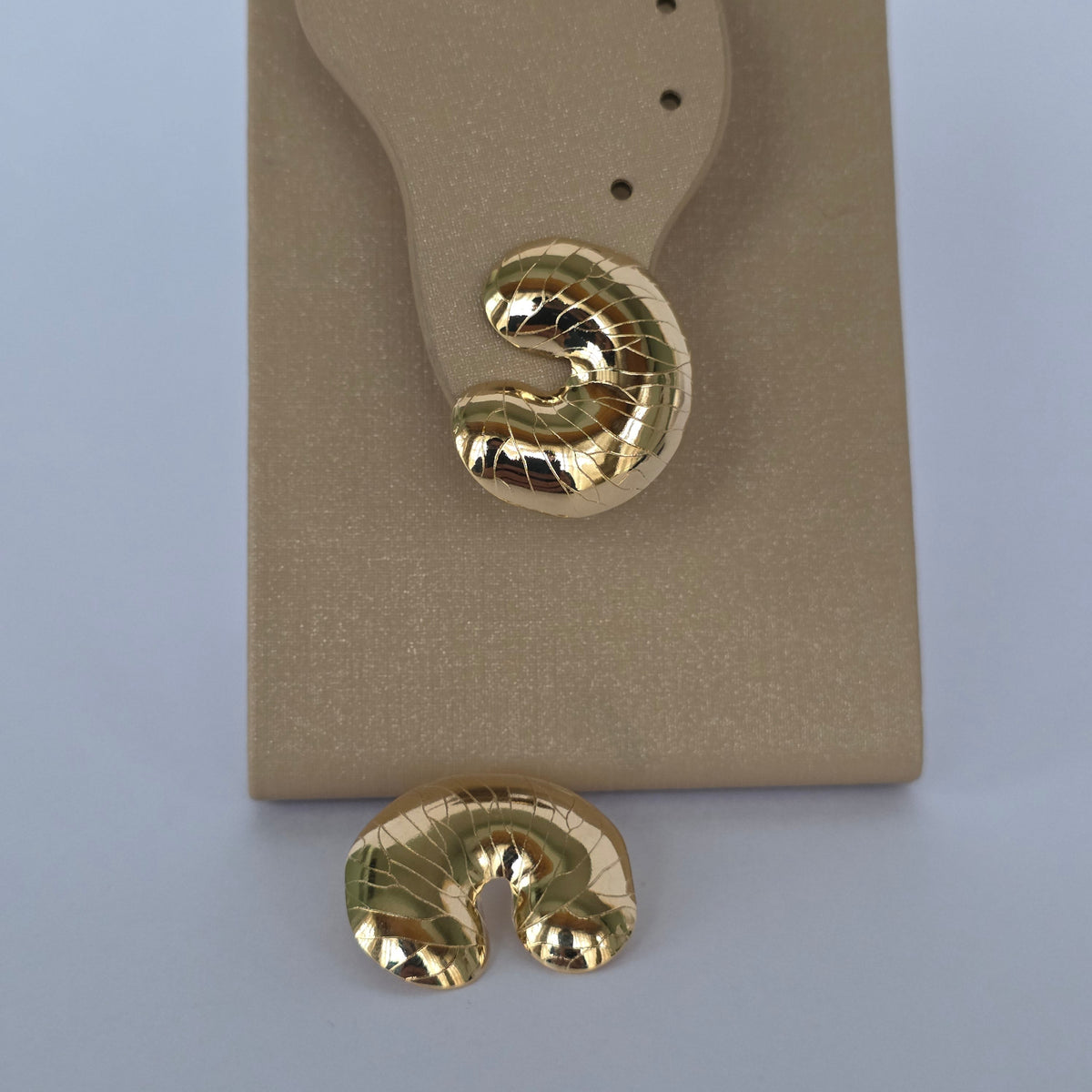 Aros Tipo Topo Espiral Voluminosa Textura Croco Dorados Baño de Oro 18K — Joyería BomLeón