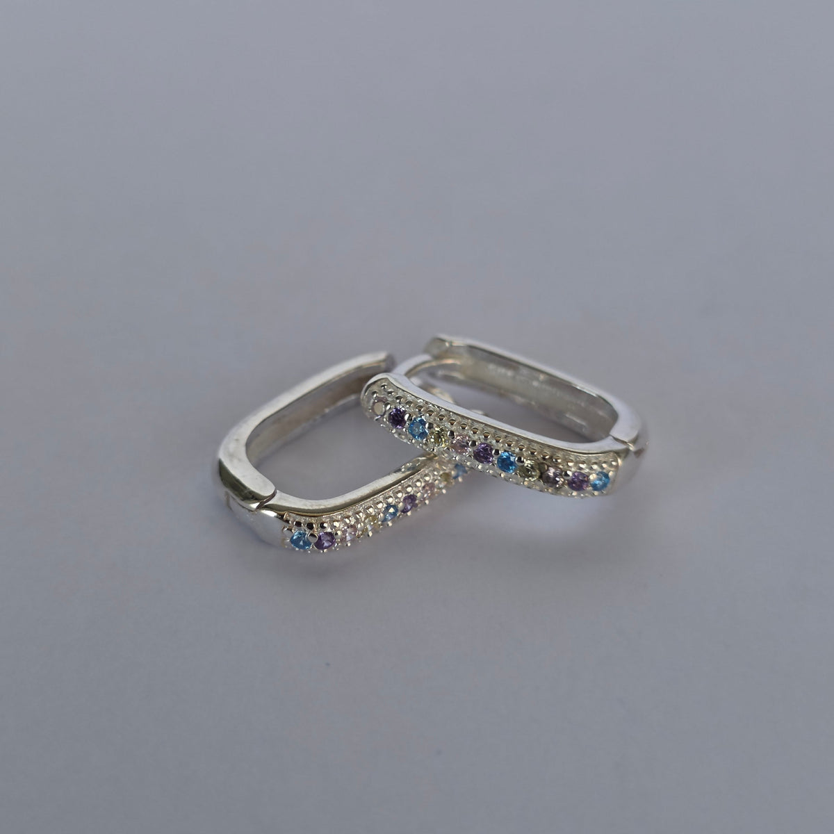 Comprar Aros Argolla Rectangular con Microcircones Celestes y Violetas en Plata 925 - Joyería BomLeón Chile
