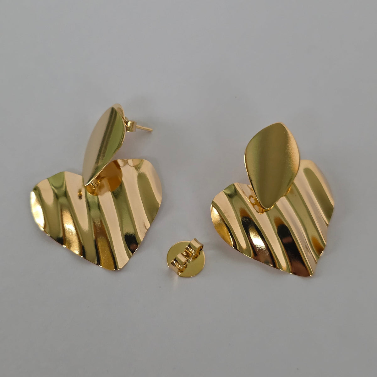 Aros Colgantes Corazón Estriado Dorados Baño de Oro 18K — Joyería BomLeón