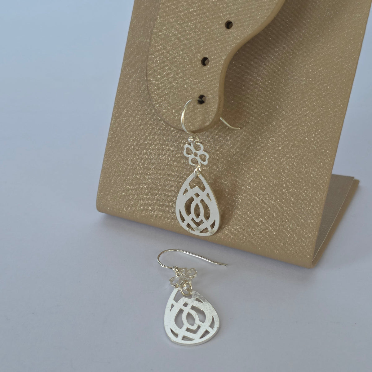 Aros Colgantes Gota Calada con Flor en Plata 925