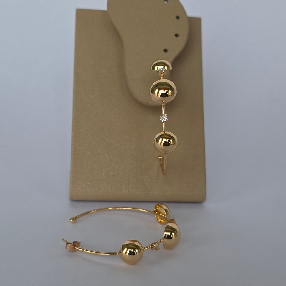 Aros con Tornillo Abiertas con Esferas y Microcircones Dorados Baño de Oro 18K — Joyería BomLeón