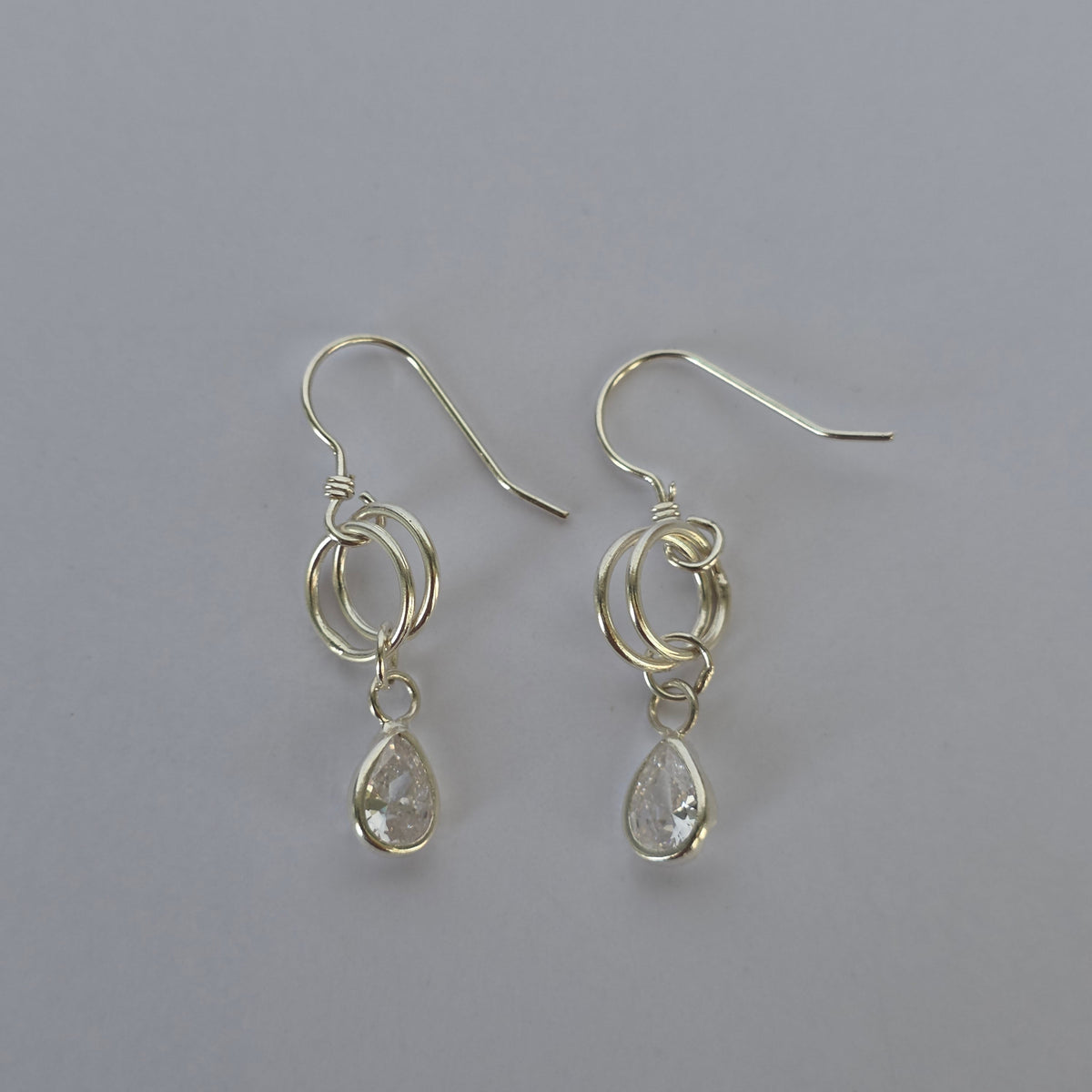 Aros Colgantes Doble Argolla con Gota de Microcircón en Plata 925