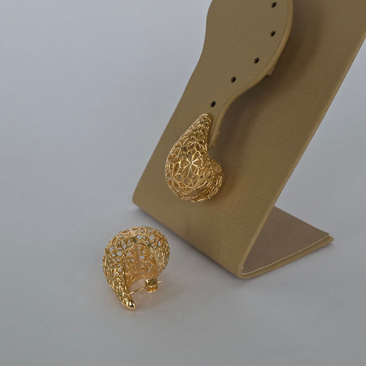 Aros con Tornillo Gota Calada con Diseño Floral – Baño de Oro 18K — Joyería BomLeón