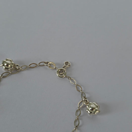 Pulsera de Dijes Florales con Eslabones Ovalados en Plata 925