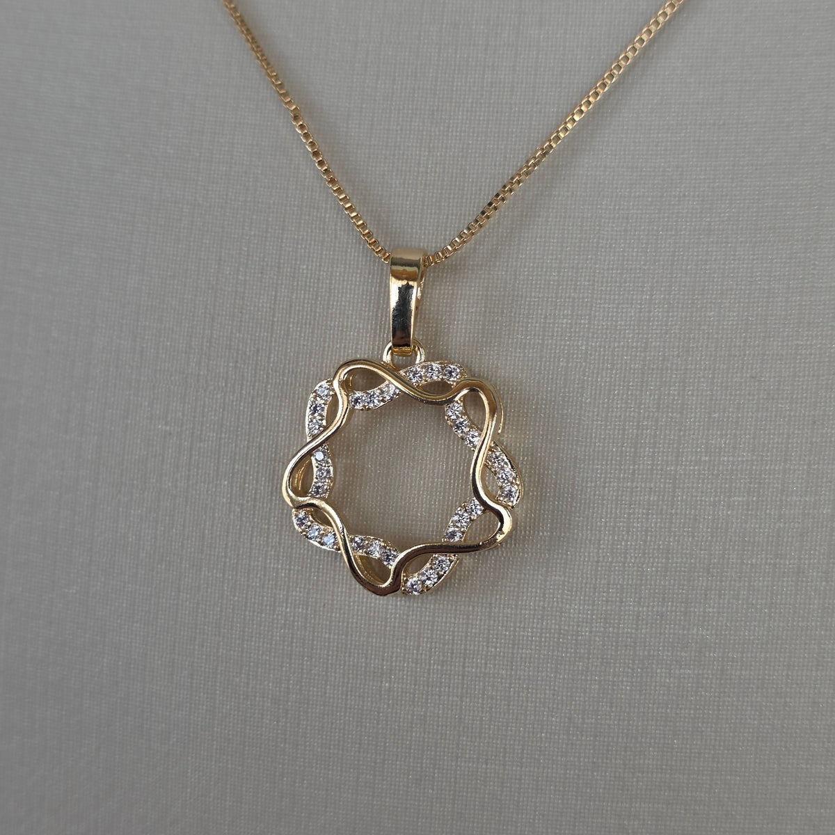 Dije Aro Floral Calado con Microcircones Baño de Oro 18K — Joyería BomLeón