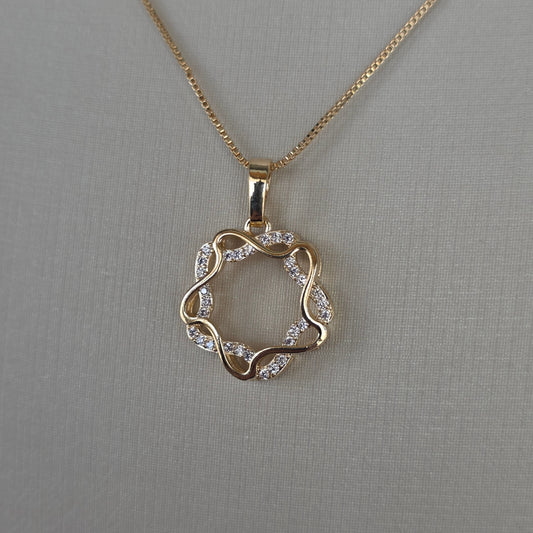 Dije Aro Floral Calado con Microcircones Baño de Oro 18K — Joyería BomLeón