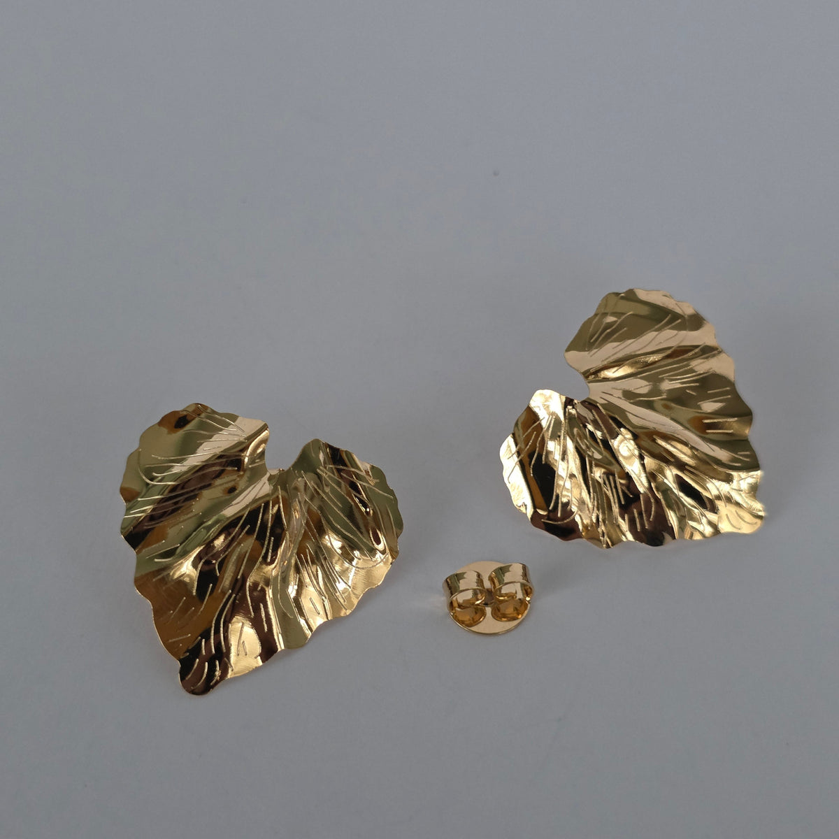 Aretes Hoja Ondulada Texturizada Baño de Oro 18K — Joyería BomLeón