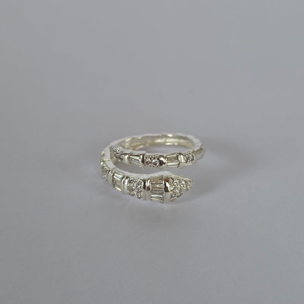 Anillo Ajustable Envolvente con Microcircones en Plata 925