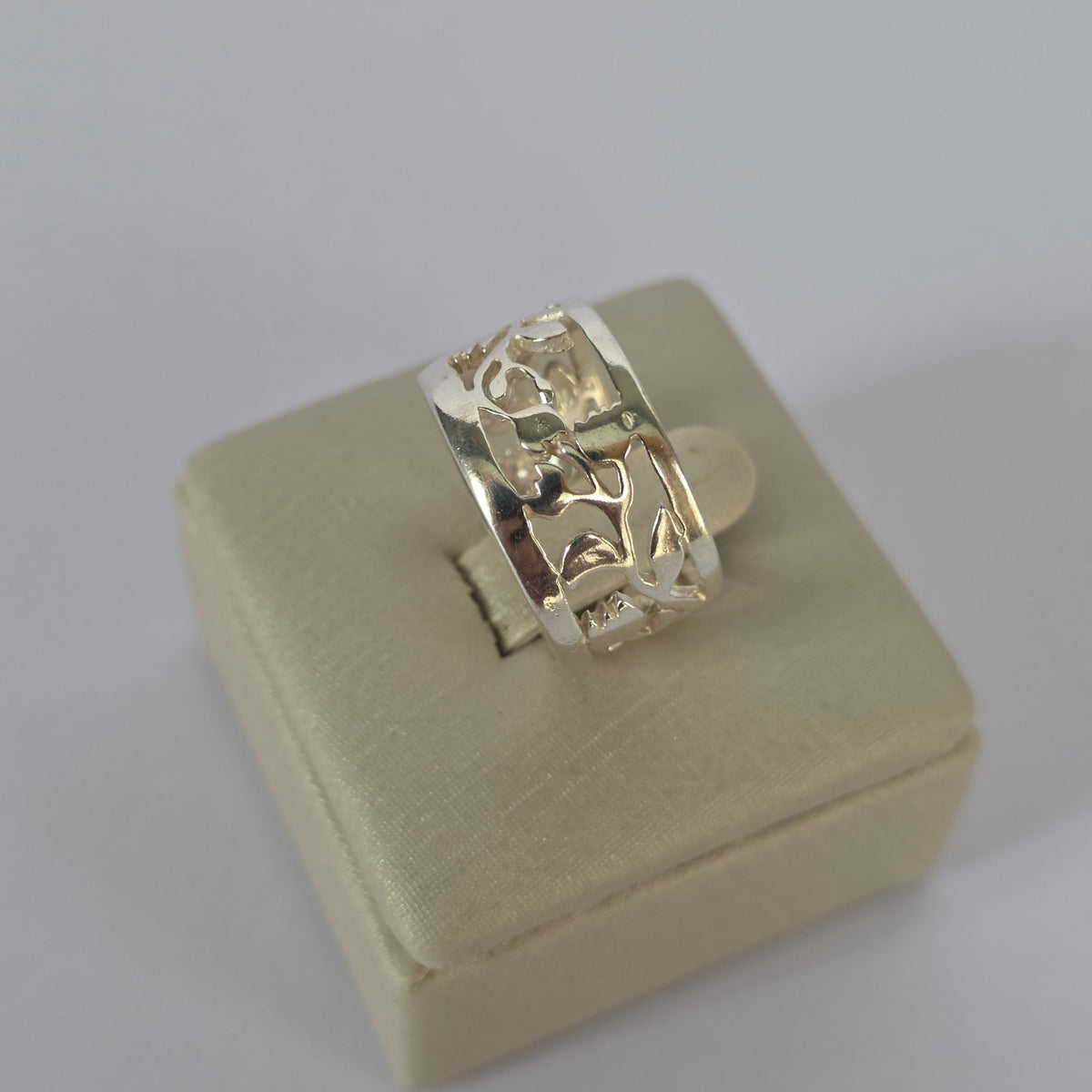 Anillo Ancho Calado de Formas Orgánicas en Plata 925