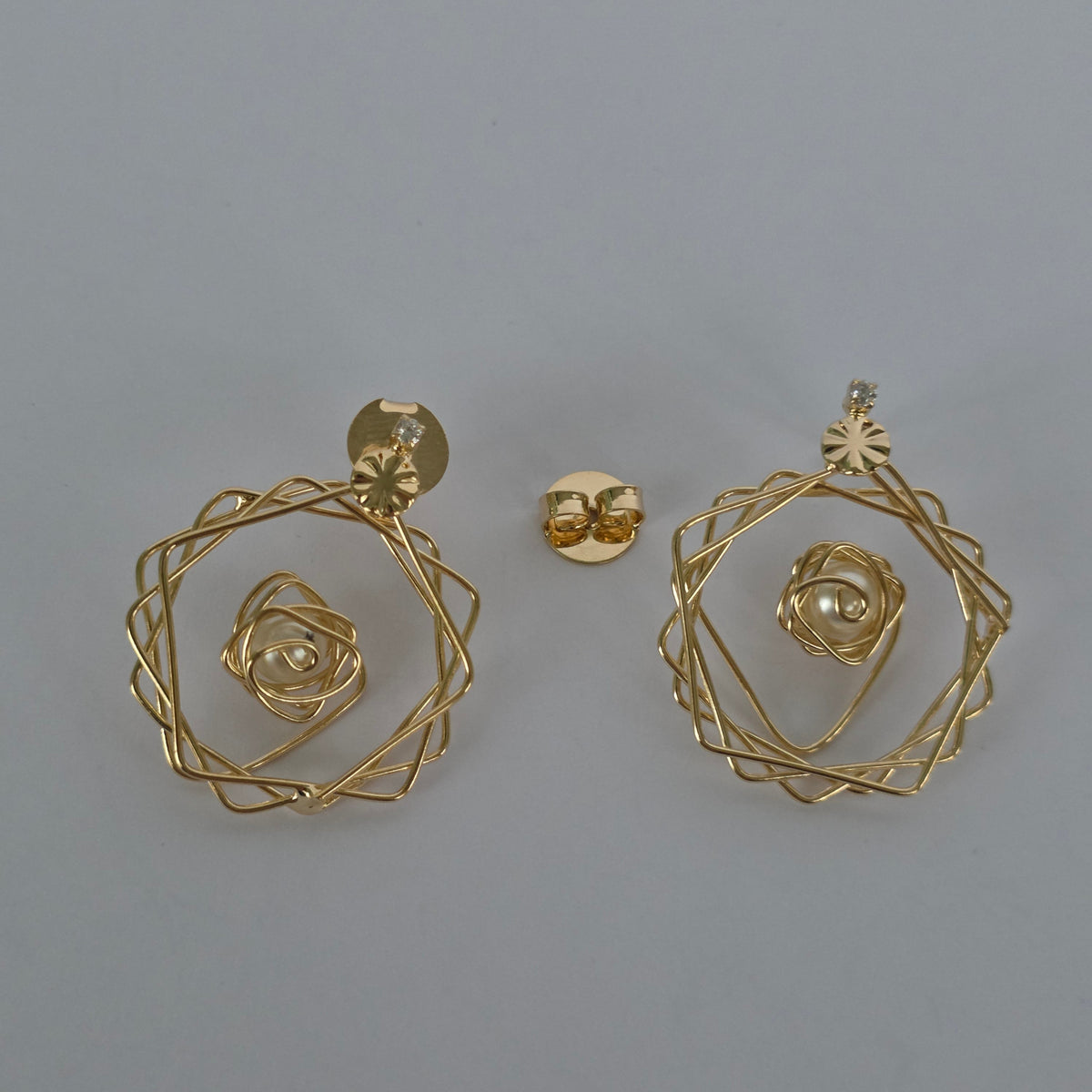 Aros Geométrico Espiral con Perla Central y Microcirzón · Baño de Oro 18K — Joyería BomLeón