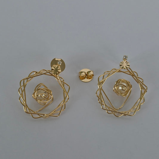 Aros Geométrico Espiral con Perla Central y Microcirzón · Baño de Oro 18K — Joyería BomLeón