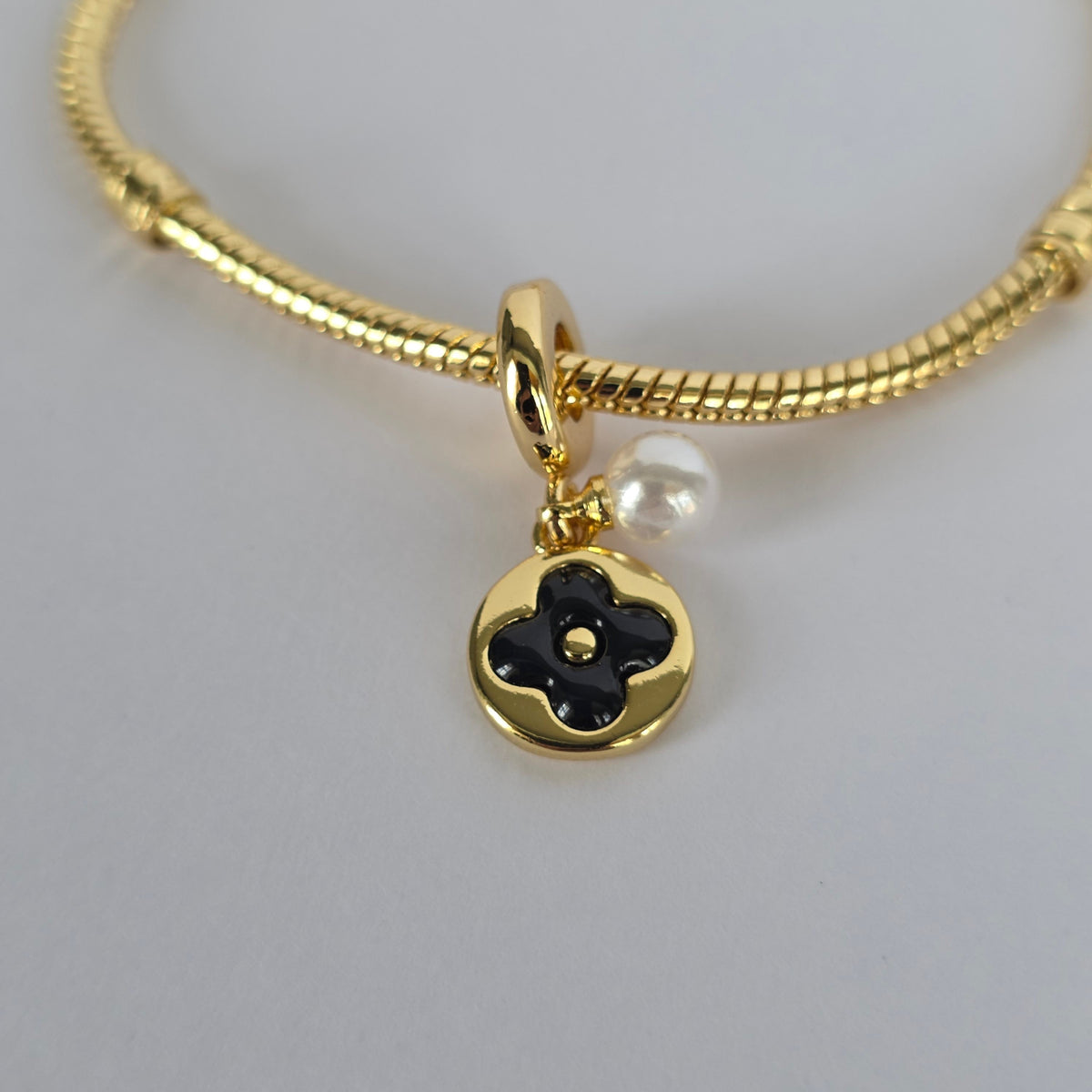 Charm Pulsera Medalón Trébol Esmalte Negro y Perla Baño de Oro 18K — Joyería BomLeón