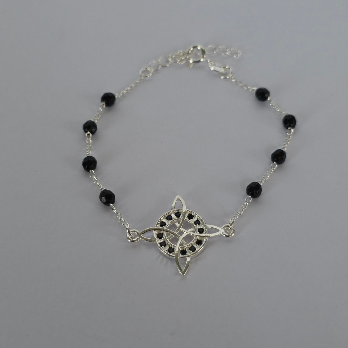 Pulsera Nudo Entrelazado con Microcircones Negros en Plata 925