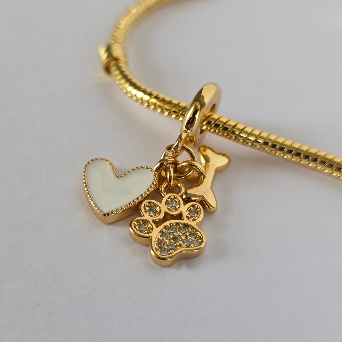 Charm Pulsera Set Patita Corazón y Huesito con Microcircones Baño de Oro 18K — Joyería BomLeón