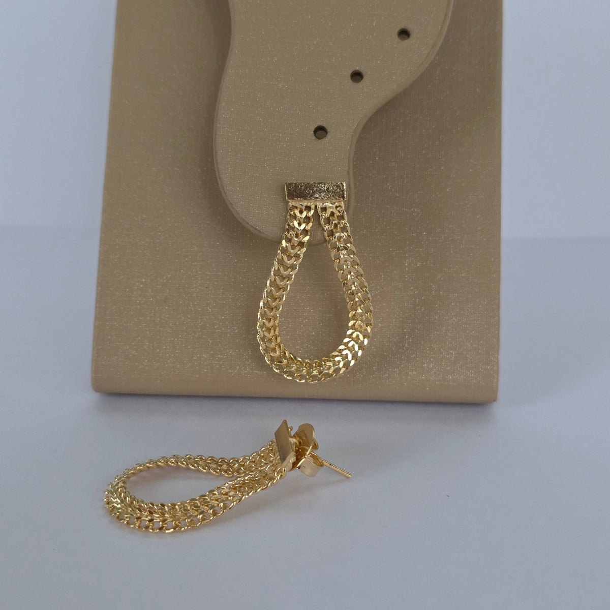 Aros con Tornillo Argolla Cadena Trenzada Gota Dorados Baño de Oro 18K — Joyería BomLeón