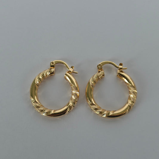 Argolla Redonda Torsada Estriada · Baño de Oro 18K = — Joyería BomLeón