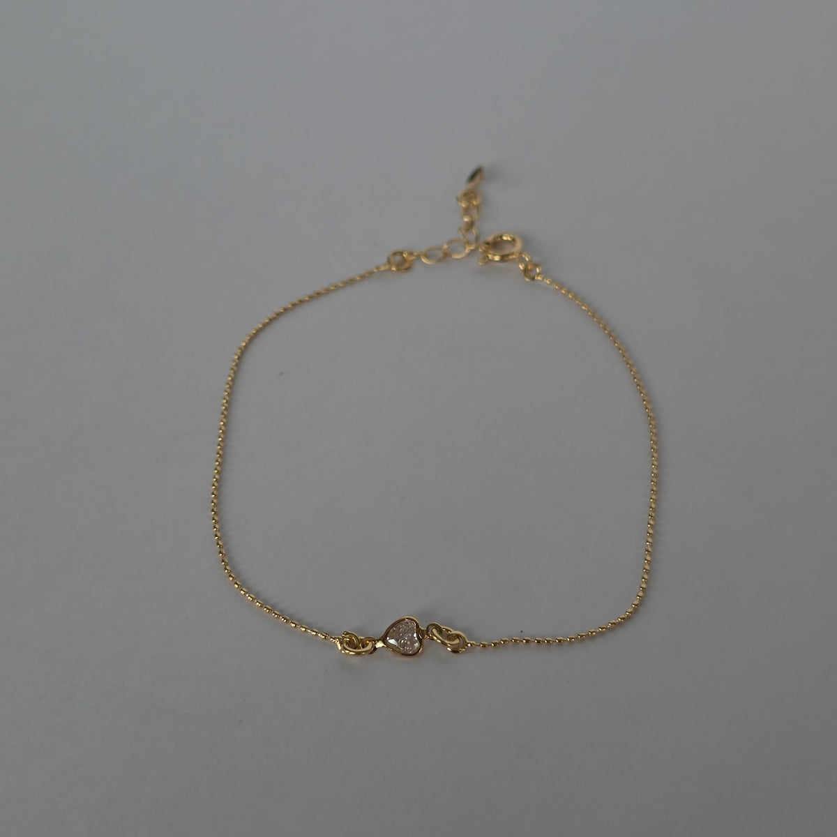 Pulsera Fina Corazón Solitario Microcirzón – Baño de Oro 18K — Joyería BomLeón