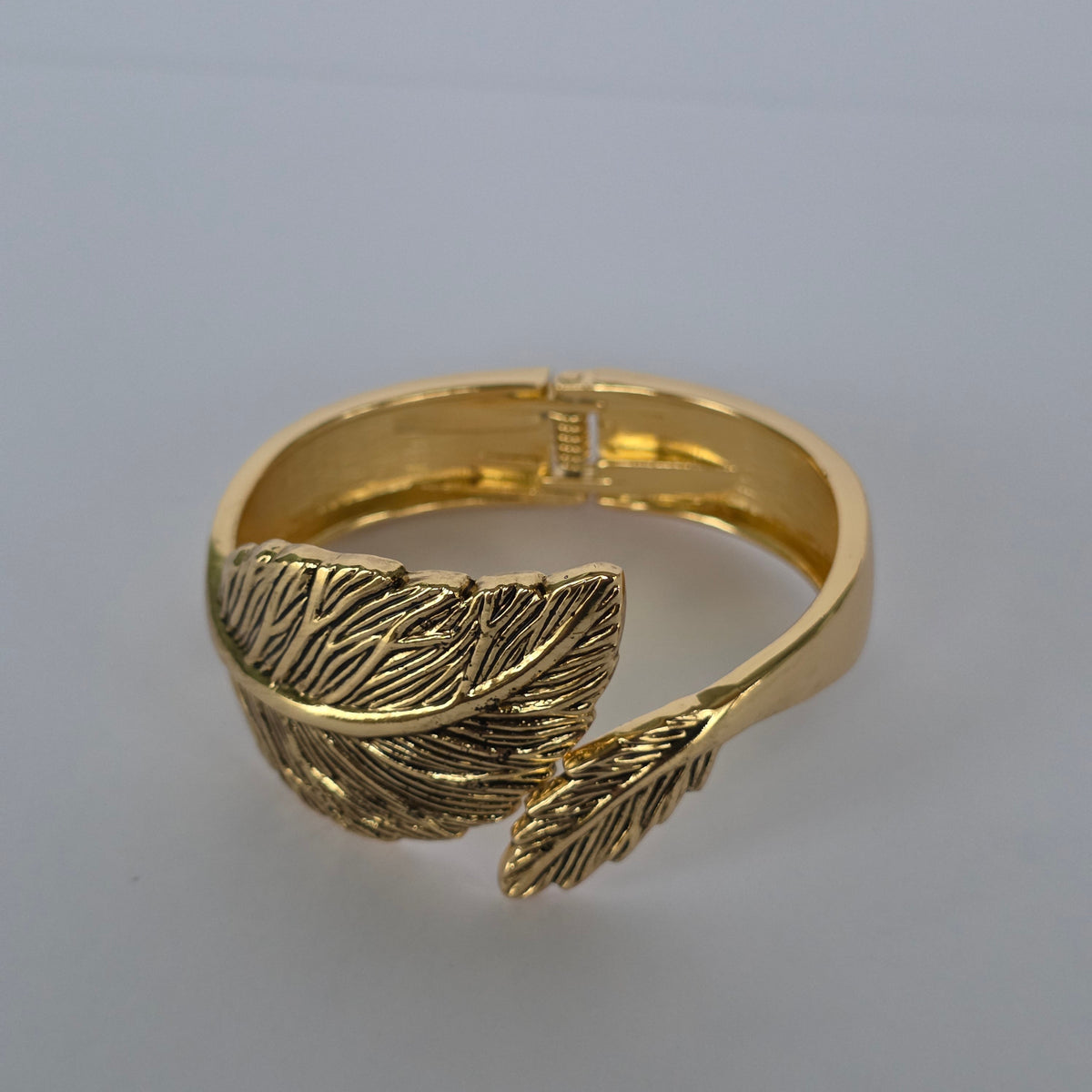 Pulsera Rígida Diseño Hojas Grabadas – Baño de Oro 18K — Joyería BomLeón