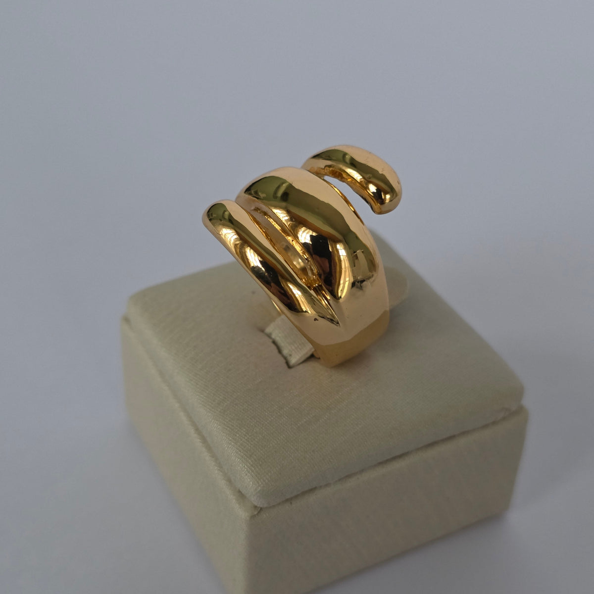 Anillo Espiral Triple Banda Ajustable Baño de Oro 18K — Joyería BomLeón