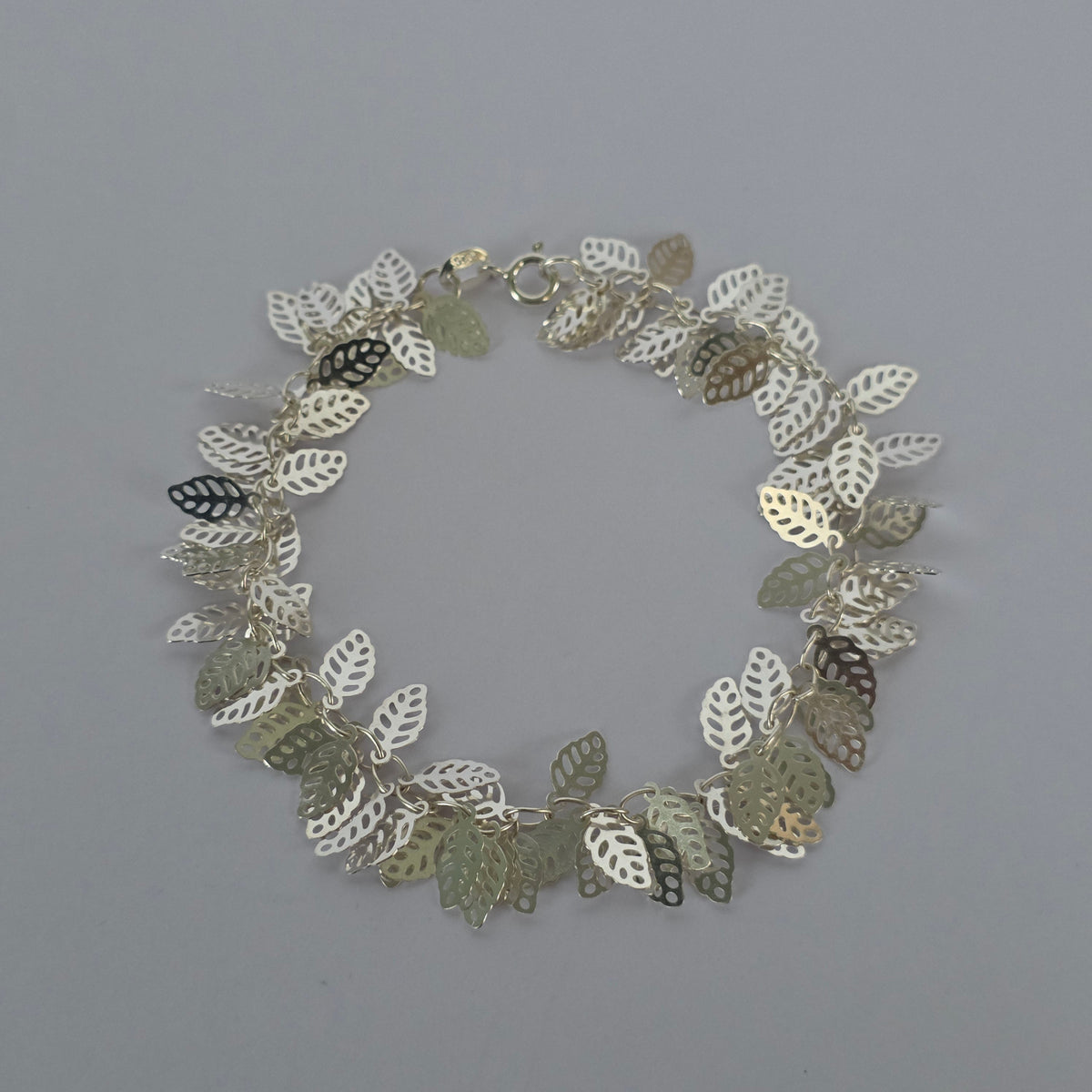 Pulsera de Hojas Caladas Colgantes en Plata 925