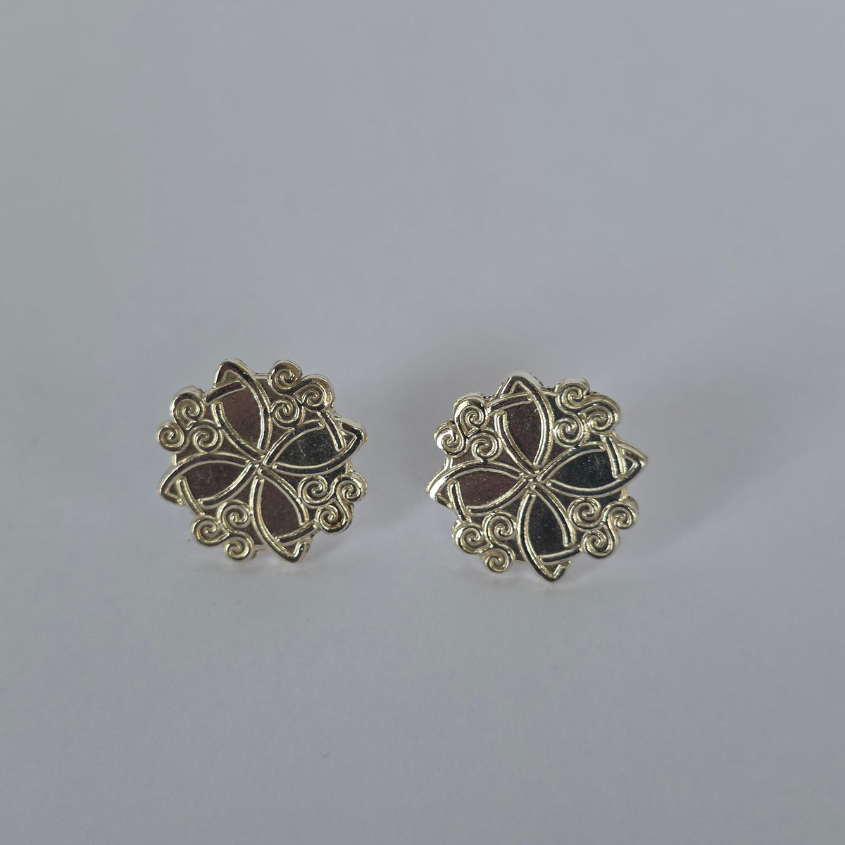Aros Flor de Cuatro Pétalos con Espirales en Plata 925