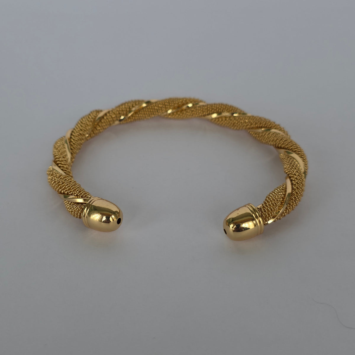 Pulsera Cuff Trenzada Mesh con Remates Ovalados – Baño de Oro 18K — Joyería BomLeón