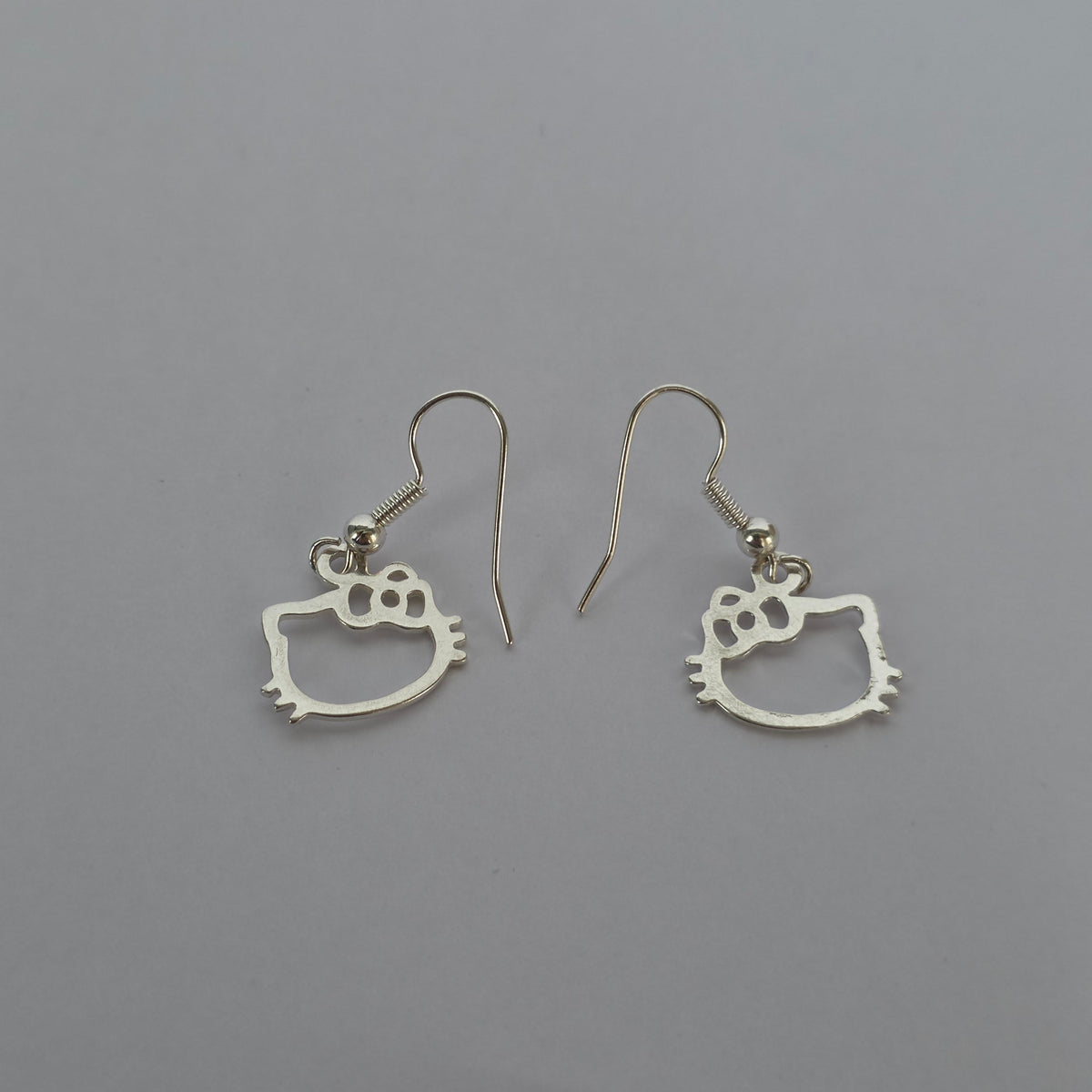 Aros Colgantes Gatita con Lazo Calado en Plata 925