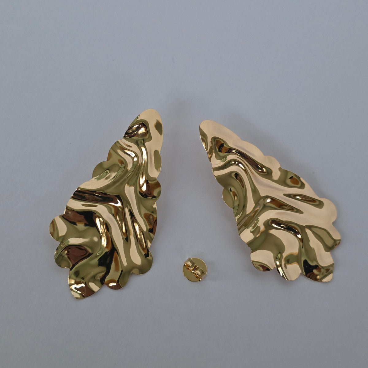 Aros Tipo Topo Hoja Irregular Ondulada Espejo Dorados Baño de Oro 18K — Joyería BomLeón