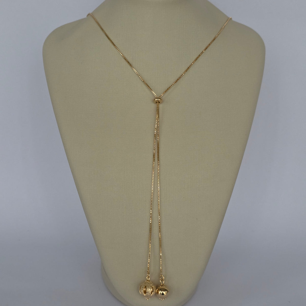 Cadena Box Lariat Ajustable con Dijes Esferas Baño de Oro 18K — Joyería BomLeón