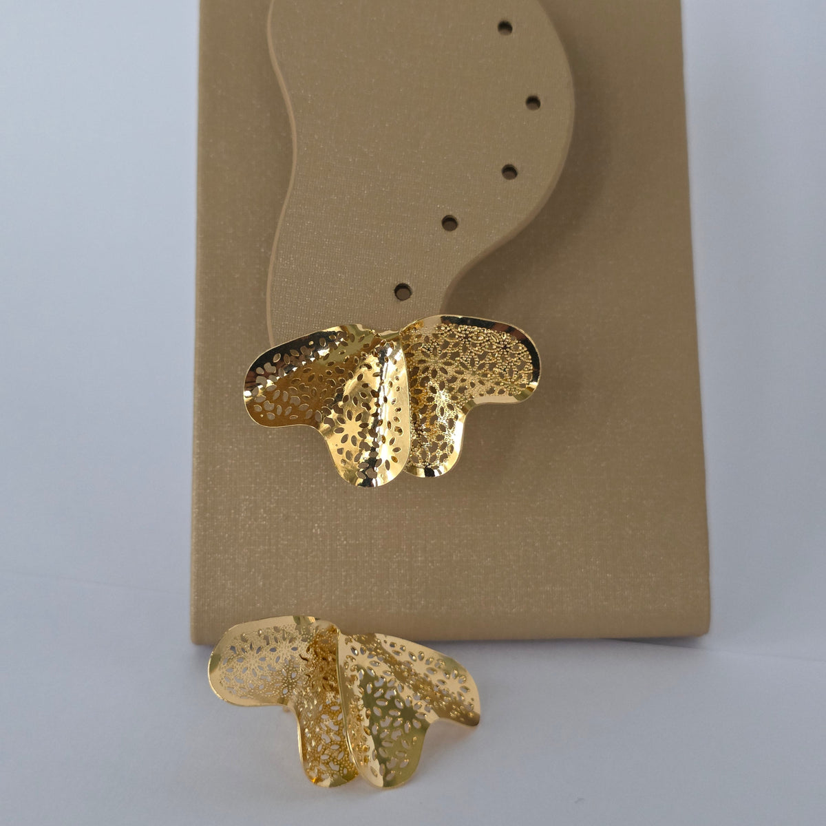 Aros Mariposa Calada con Filigrana Dorada Baño de Oro 18K — Joyería BomLeón