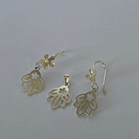 Conjunto Aros y Colgante Floral Calado en Plata 925