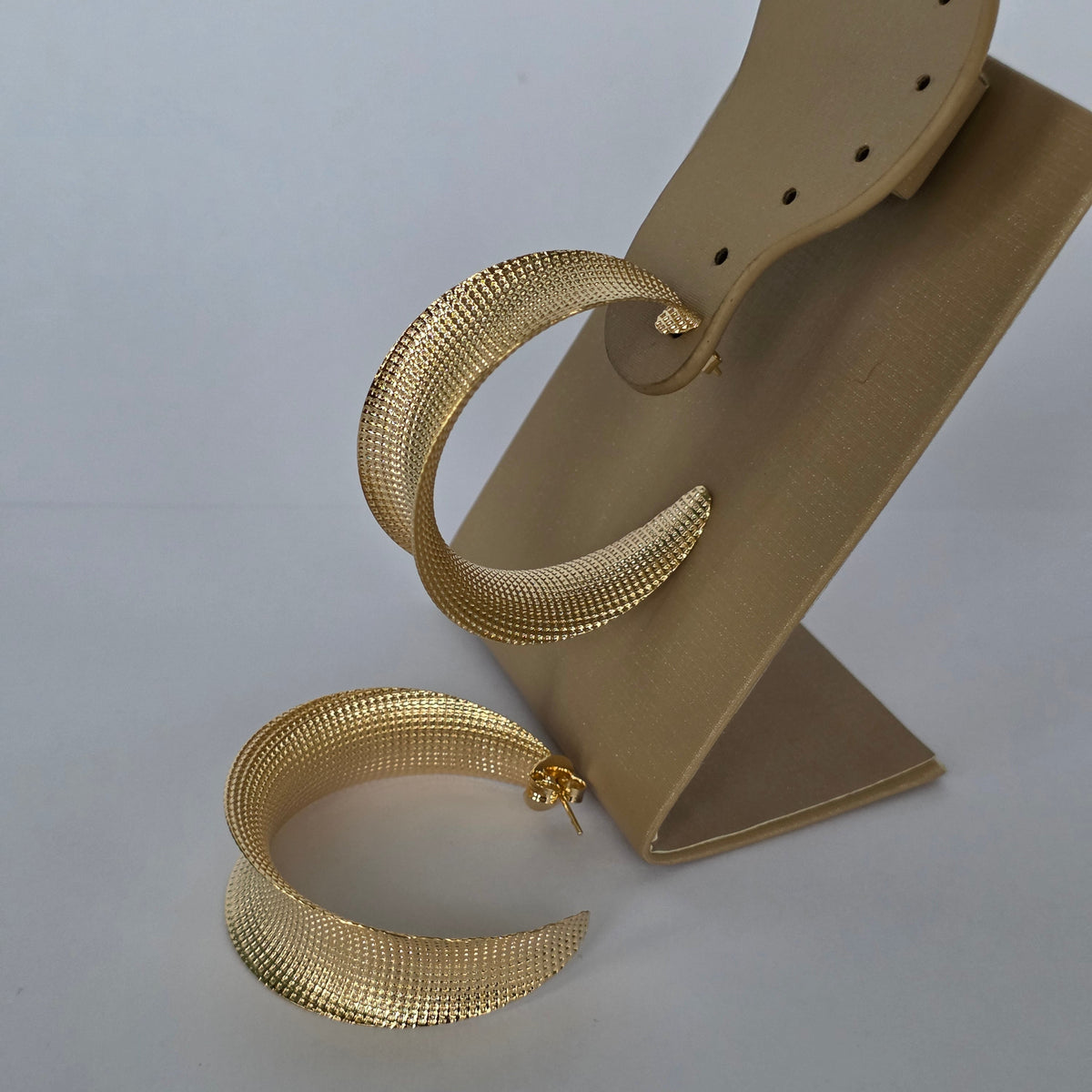 Aros con Tornillo Tipo C Malla Texturada Anchas Dorados Baño de Oro 18K — Joyería BomLeón