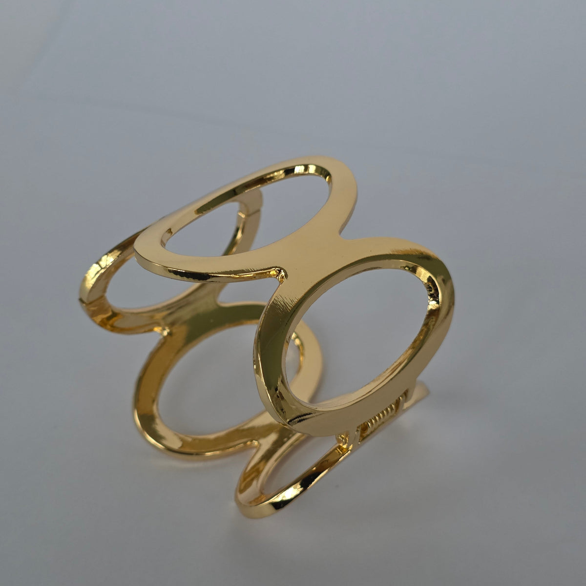 Pulsera Rígida Aros Calados Geométricos – Baño de Oro 18K — Joyería BomLeón