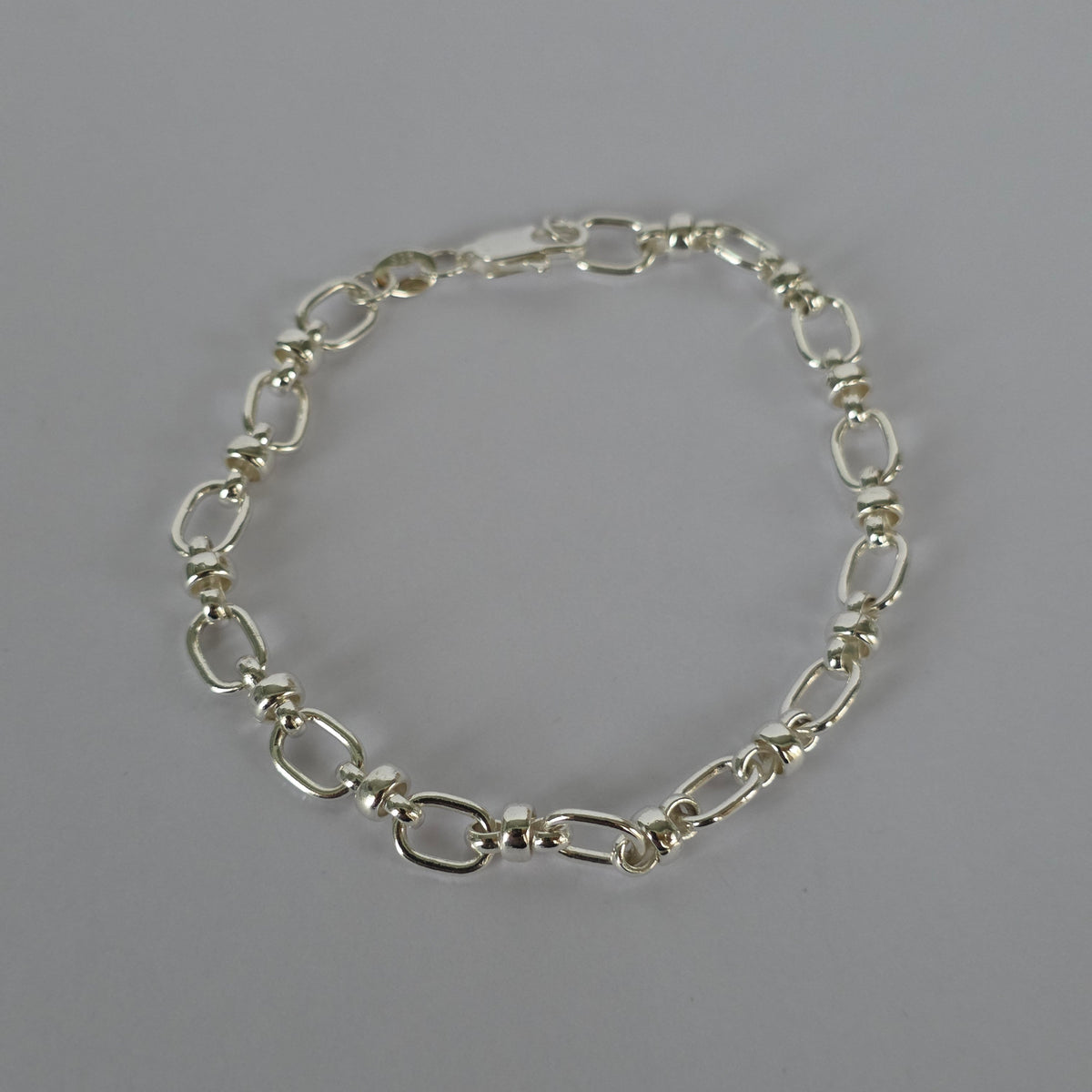 Pulsera de Eslabones Ovalados con Uniones Decorativas en Plata 925